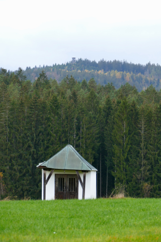 Kapelle, Blick zum Aussichtsturm Langdorf, Oberberg
