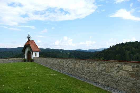 Lourdes-Kapelle in der Burg Ranfels, schönster Wanderweg Bayerischer Wald