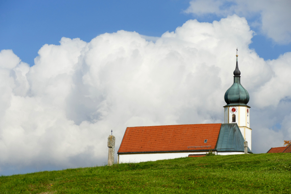 Kirche in Wiesing im Viechtacher Land, Kreuzweg, Wolken