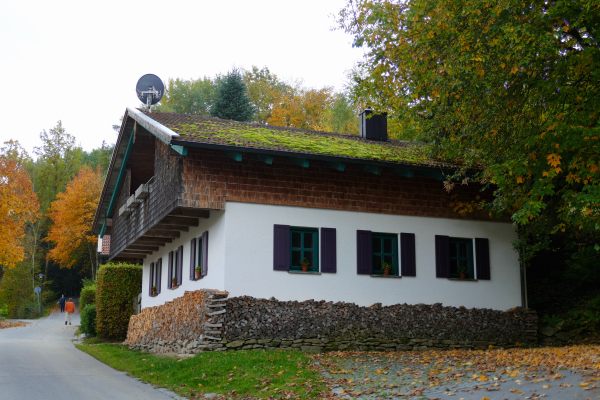 Historisches Bauernhaus in Neunussberg auf dem Weg zur Burgruine.