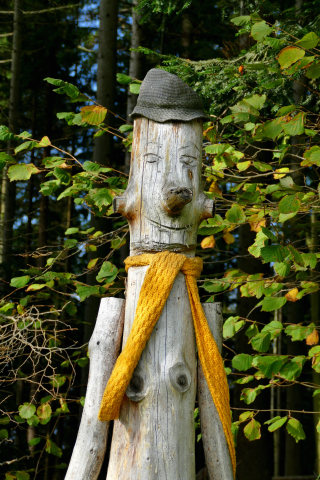 Holzfigur bei Ries am Waldnrand