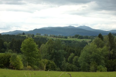 Ausblick auf die Berge des Bayerischen Waldes beim wandern.