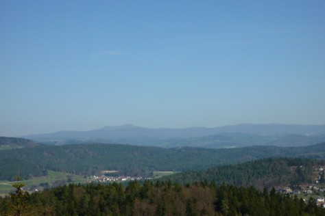 Blick zum Rachel vom Aussichtsturm am Ochsenstiegl im Bayerischen Wald.