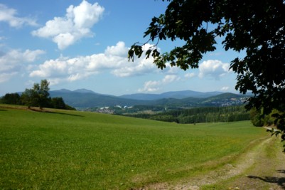 Wandern im Wald mit Blick über Zwiesel zum Arber im Bayerischen Wald.
