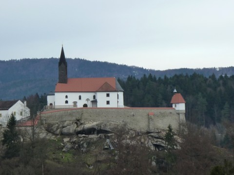Beim Wandern einen ungewöhnlichen Blick auf die Burg Ranfels entdeckt.