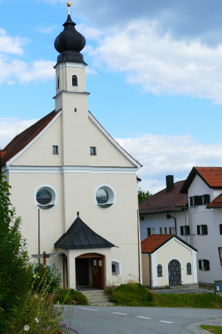 Kirche von Greising  auf dem Weg zur Saulochschlucht