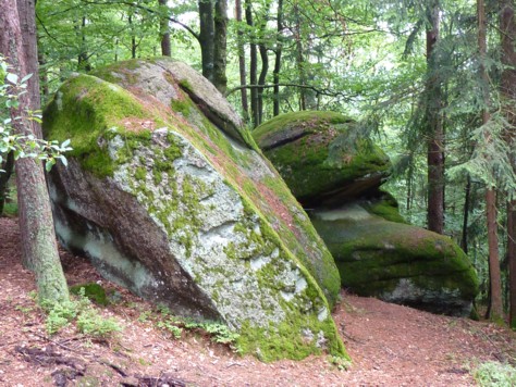 Felsen in der Nähe des Wackelsteins bei Schönberg.