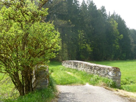 Alte Steinbrücke bei Loderhof unterhalb von Schloss Englburg.