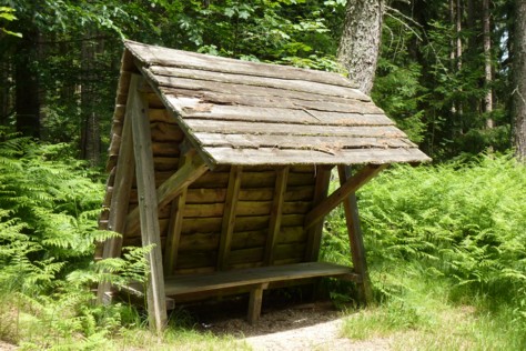 Unterstandhütte bietet Schutz beim Wandern.