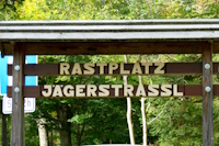 Wanderparkplatz mit Rastplatz Jägerstraßl bei Mauth im Nationalpark Bayerischer Wald